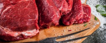Carne maturada bovina crua em uma tábua de madeira
