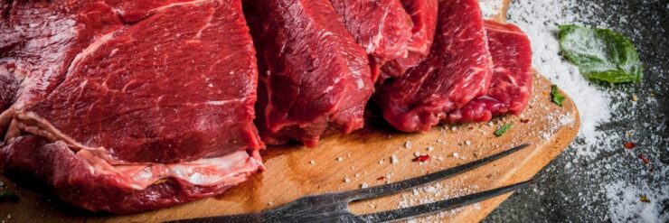 Carne maturada bovina crua em uma tábua de madeira