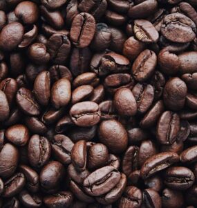 Grãos de café torrados