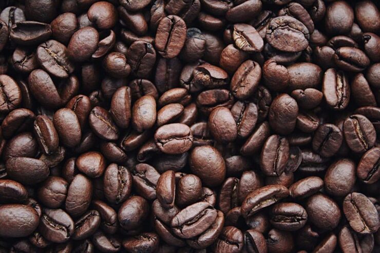 Grãos de café torrados