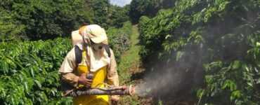 Homem realizando aplicação de produto com pulverizador costal