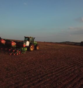 Máquina agrícola realizando semeadura do milho