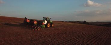 Máquina agrícola realizando semeadura do milho