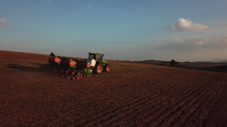 Máquina agrícola realizando semeadura do milho