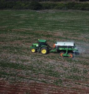 Trator aplicando produtos agrícolas