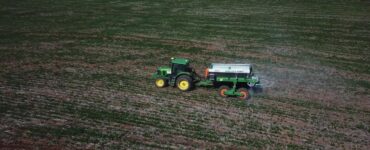 Trator aplicando produtos agrícolas