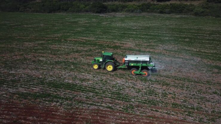 Trator aplicando produtos agrícolas