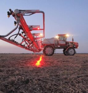 Trator com sensores para controle de plantas daninhas