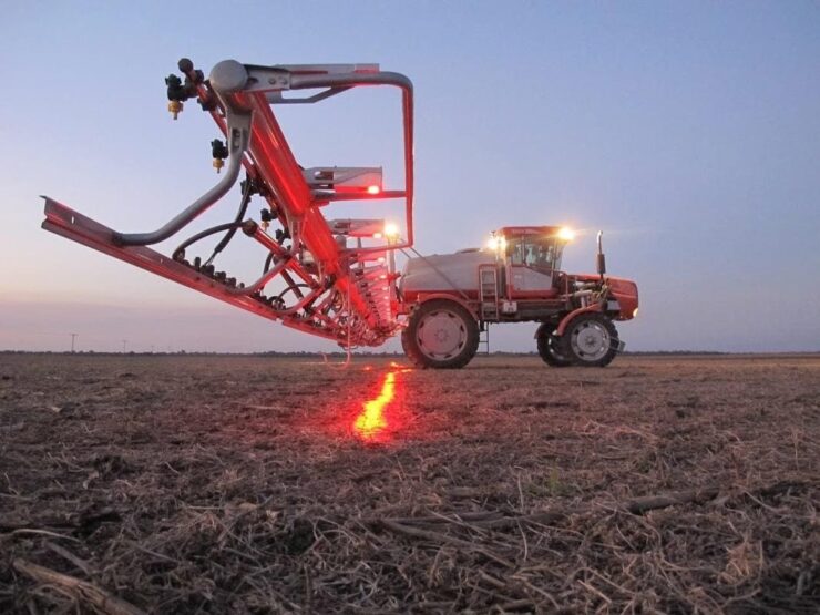 Trator com sensores para controle de plantas daninhas