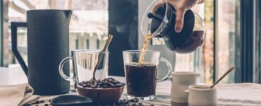 Pessoa servindo uma xícara de café