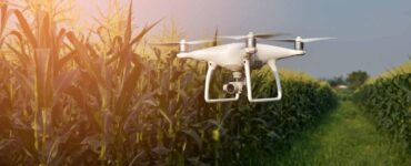 Drone realizando monitoramento em lavoura