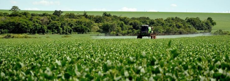 Máquina agrícola aplicando fungicidas em uma lavoura de soja