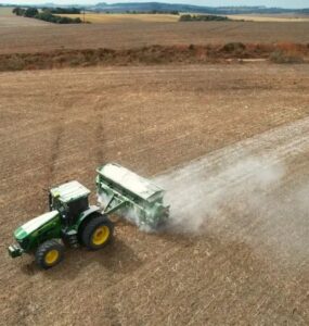 Máquina agrícola realizando adubação em lavoura