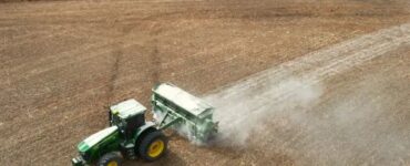 Máquina agrícola realizando adubação em lavoura