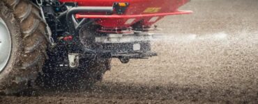 Aplicação de fertilizantes em lavoura