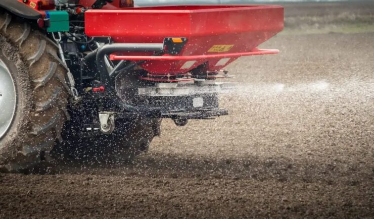 Aplicação de fertilizantes em lavoura