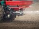 Aplicação de fertilizantes em lavoura